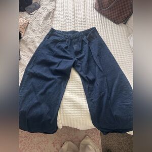 Zara’s women balloons jeans